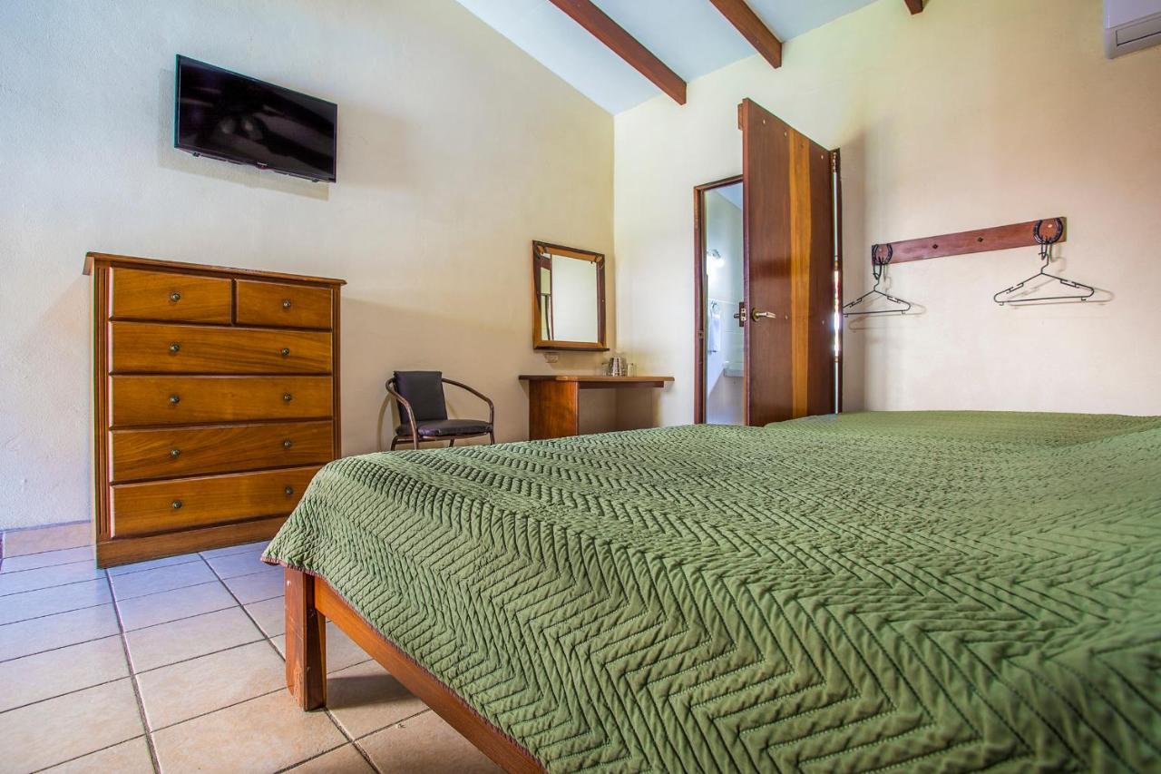 Hotel La Hacienda Quesada  Buitenkant foto